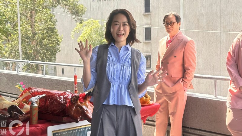 梁嘉琪则透露自己原本以为没有压力,直到磅重时才发现自己消瘦不少:「我原本觉得自己应该唔系好紧张,点知返到去磅重嘅时候,发觉呢两个月我瘦咗5磅!」旁人笑指她食量惊人,刘雅丽更打趣道:「呢句系难听过粗口啊!」