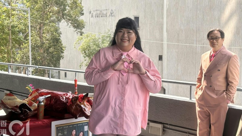 霞姐则透露大家在后台各有减压妙招,除了不断食嘢之外,还会大唱广东歌及台语歌来抒发情绪。