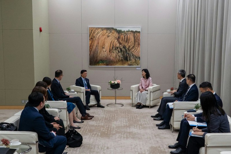2026年10月21日,运输及物流局局长陈美宝与新加坡交通部长兼财政部第二部长萧振祥会面。(运输及物流局)