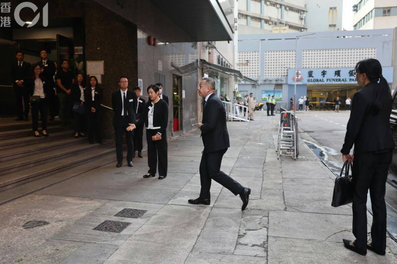 朱振国离世灵堂设于世界殡仪馆,警务处长周一鸣亲临吊唁 朱振国离世灵堂设于世界殡仪馆,警务处长周一鸣亲临吊唁