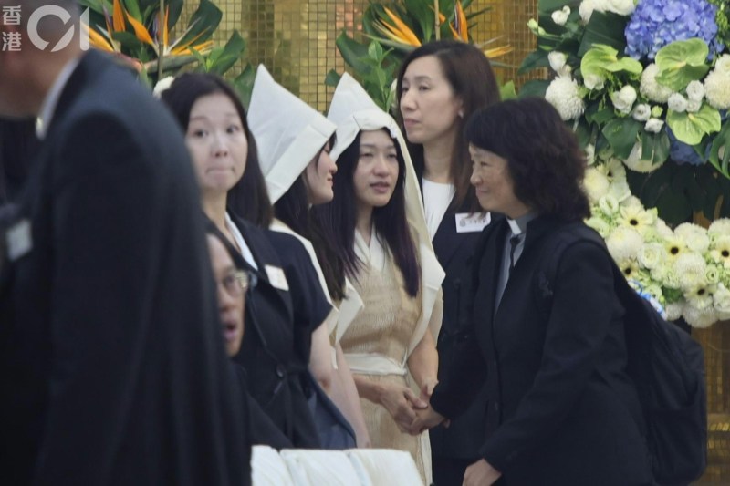 朱振国家属,包括妻子及女儿等,在灵堂上打点一切。