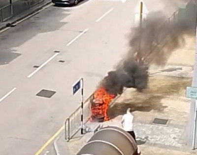 大角咀街头垃圾桶突发火灾，白衣男子持灭火器扑救未果，消防到场喷水熄灭-硕谷新闻聚合