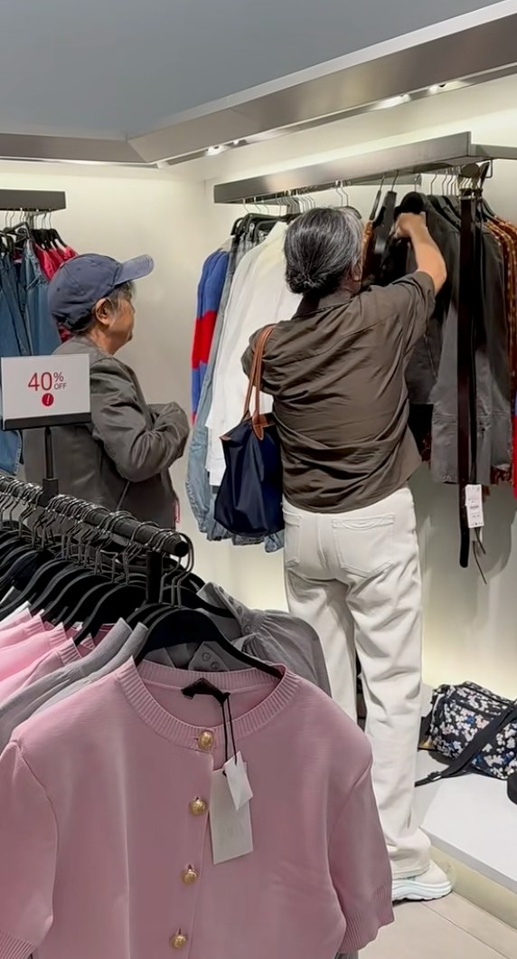 郭晶晶妈妈挑选衣服。(小红书)