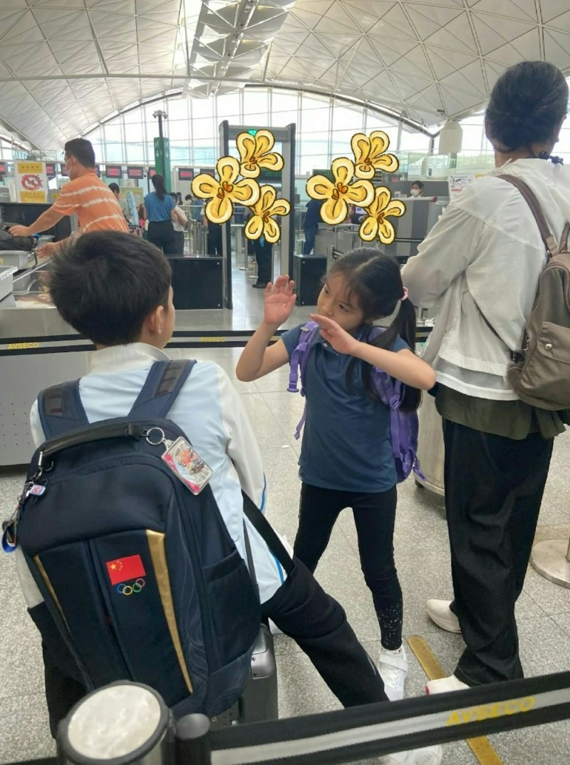 郭晶晶的大仔霍中曦及女儿霍中妍各自孭着背囊,当中霍中曦的背囊印有中国国旗及奥运五环,还挂上一家五口全家福的锁匙扣,两兄妹有倾有讲。