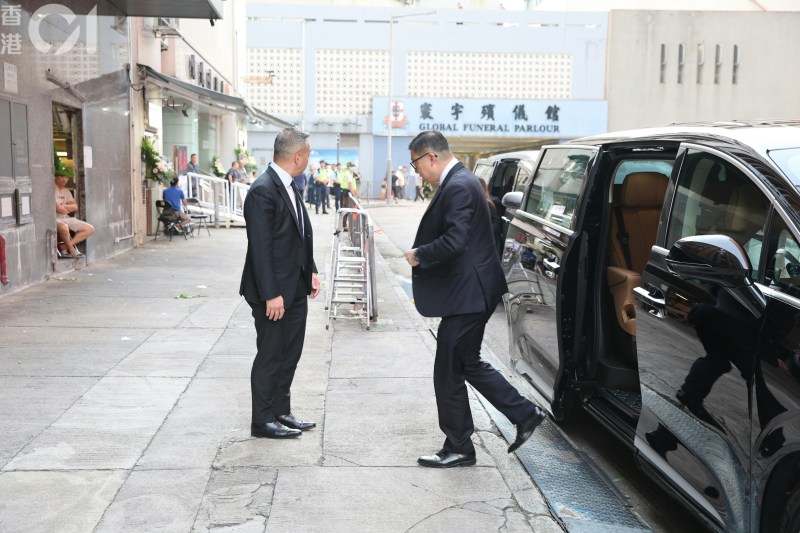 保安局局长邓炳强与警务处处长周一鸣,抵达灵堂吊唁。
