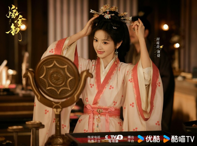 剧中魏娆保持清醒腹黑,面对陆濯炽热的直球攻势依然理性戒备。(微博@嫁金钗官微)