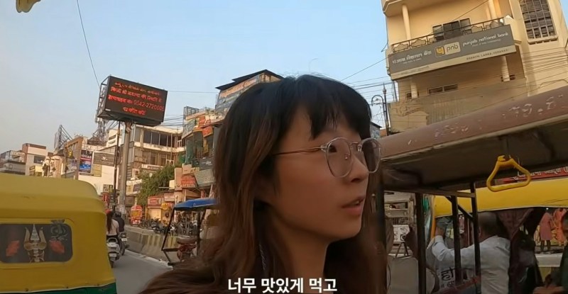 韩网红YouTuber「길바닥」(GilBaDak)在印度旅游时影片画面。(YouTube@gilbadak)