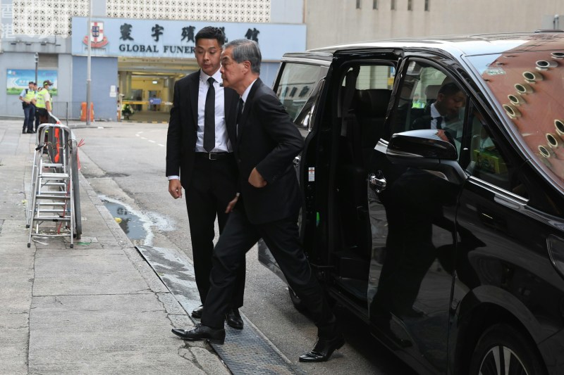 前行政长官梁振英抵达灵堂。