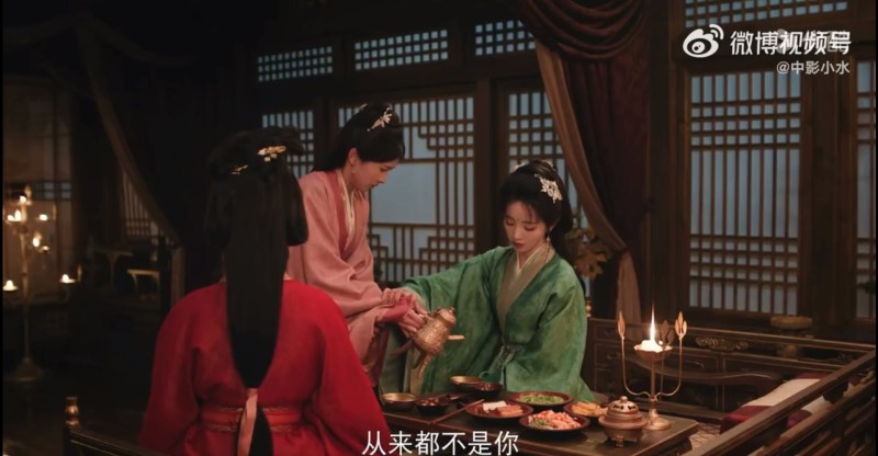 君黛设下毒酒局想除掉魏娆,却被丫鬟碧桃暗中调换酒壶。