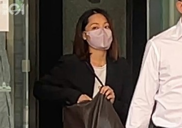 死者黎绍康妻何燕惠(左)早前供称,其夫有鼻腔狭窄问题,需要用口部呼吸。