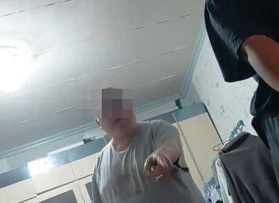 女童卧室偷拍求助视频曝光，家人咆哮砸门引发网友热议-硕谷新闻聚合