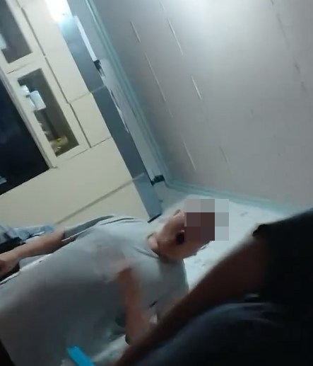其中一条片似是偷拍角度,显示一名女童被相信是其父亲用粗口指骂,直指她「读屎片啦你!」