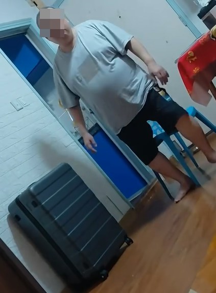 其中一条片似是偷拍角度,显示一名女童被相信是其父亲用粗口指骂,直指她「读屎片啦你!」