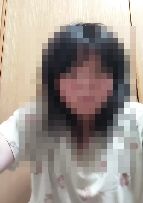 女童拍片在网上求救,并称「屋企人开始癫」。