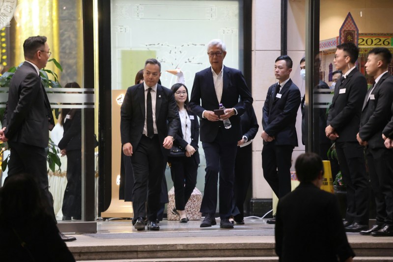 警务处前处长李明逵(右)在现任处长周一鸣陪同下离开灵堂。