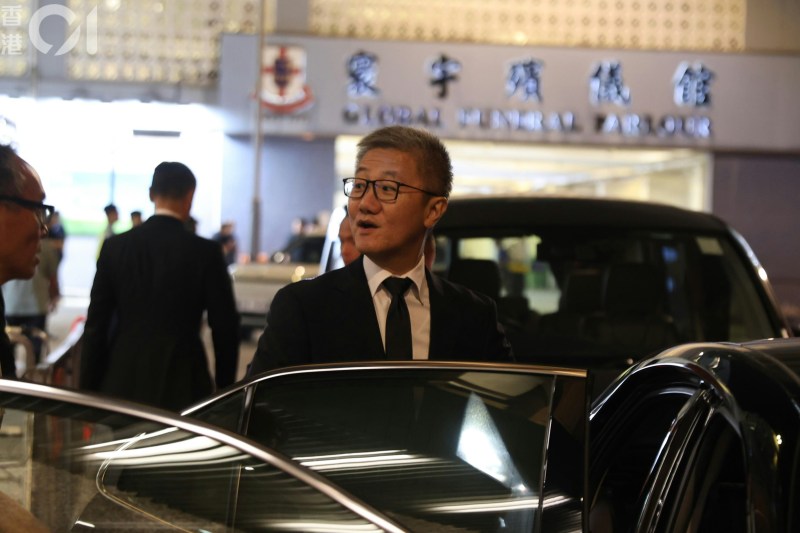 警务处前处长萧泽颐离开灵堂。