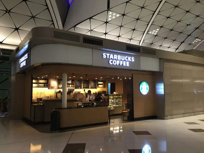 涉事分店位于香港机场禁区西大堂。