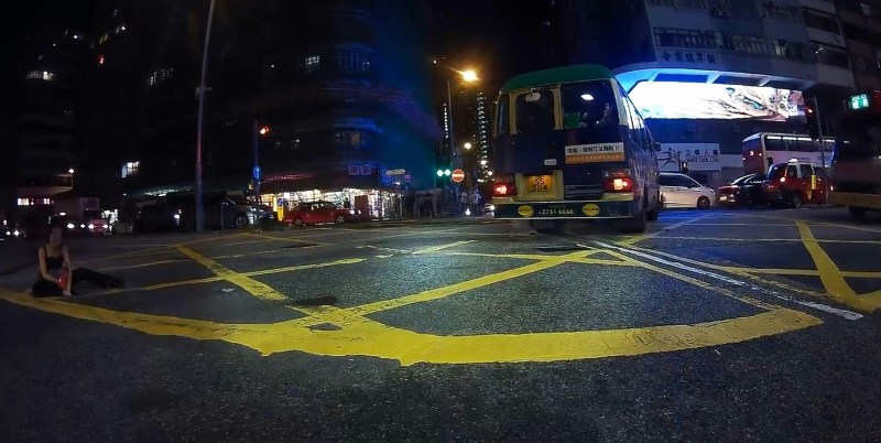 背心女坐在马路,高呼「报警拉你」、「你咁对我」。