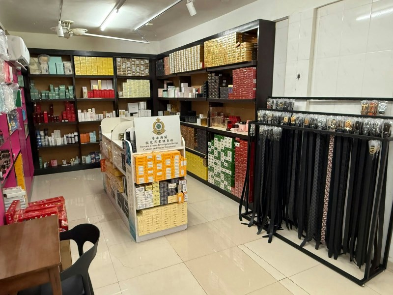 海关检获约72万支怀疑私烟及约2,700件怀疑冒牌物品,估计市值共约460万元,怀疑私烟的应课税值则约为240万元。