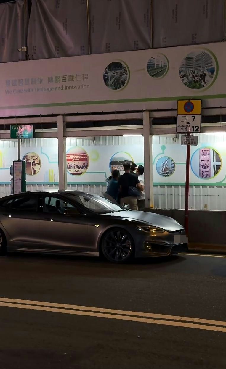 黑衣男怀疑反抗,其中一名便衣警抓住可疑男头部靠近围板。