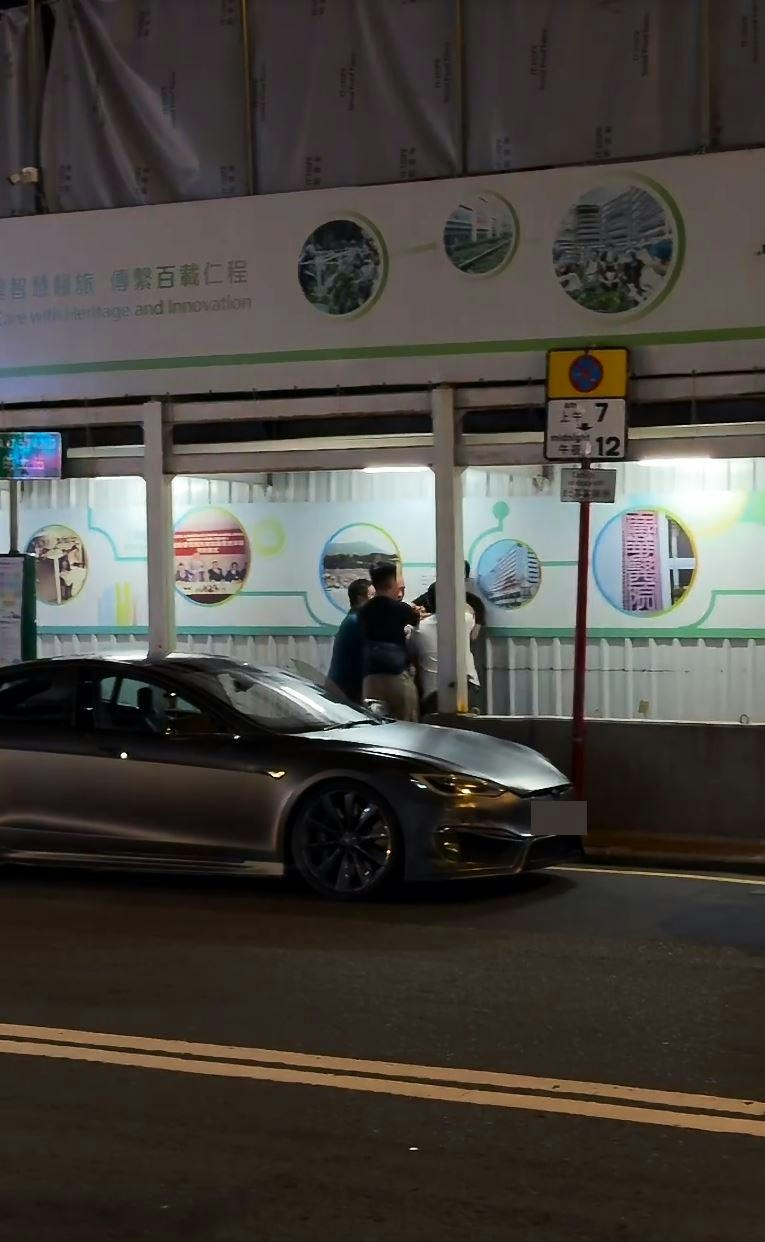 黑衣男怀疑反抗,其中一名便衣警抓住可疑男头部靠近围板。