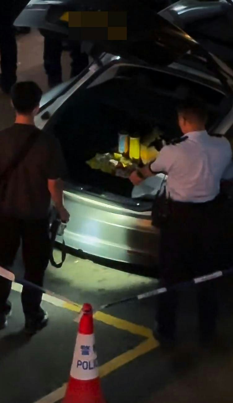 多名警员正在搜查停泊在上址的一辆私家车,并打开车尾箱仔细翻查,怀疑车辆与被截查男子有关。
