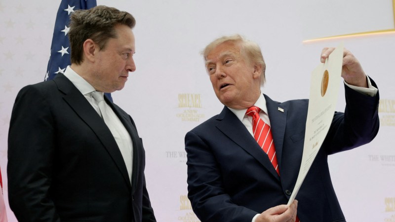 2026年10月8日,美国华盛顿,总统特朗普(Donald Trump,右)向特斯拉行政总裁马斯克(Elon Musk,左)颁发国家科学奖。