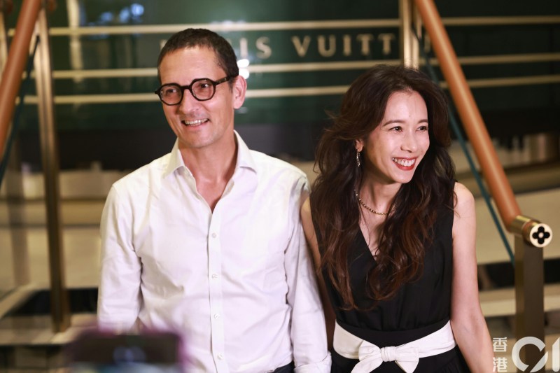 莫文蔚与德籍老公Johannes出双入对。