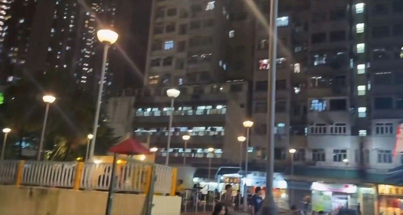 斜坡上方有公园、食肆和住宅大厦。