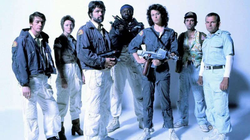 2026年10月21日,荷里活知名男星汤·史基列(Tom Skerritt,左三)离世,享年93岁。史基列曾参演1979年的经典科幻恐怖电影《异形》(Alien)。