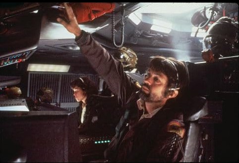 2026年10月21日,荷里活知名男星汤·史基列(Tom Skerritt,右)离世,享年93岁。史基列曾参演1979年的经典科幻恐怖电影《异形》(Alien)。