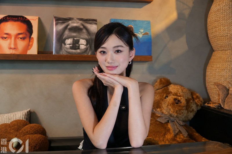 Carina认为自己是VIVA之中的胶水,也感恩队友在公在私有烦恼都愿意跟她分享:「我都好开心自己可以成为一个咁样嘅空间,俾佢哋舒服咁样讲嘢嘅一个人,所以我觉得呢样嘢可能就系喺VIVA里面我最大嘅价值。」