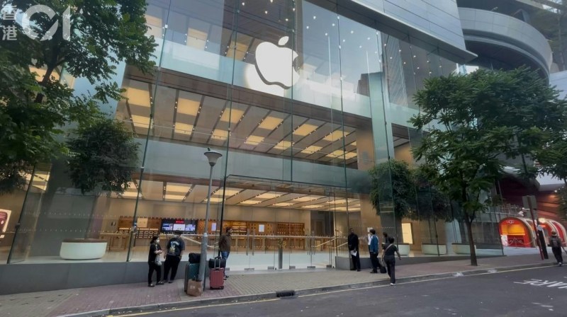 iPhone Duo铜锣湾首发:排队盛况与市民对新机期待 iPhone Duo铜锣湾首发:排队盛况与市民对新机期待