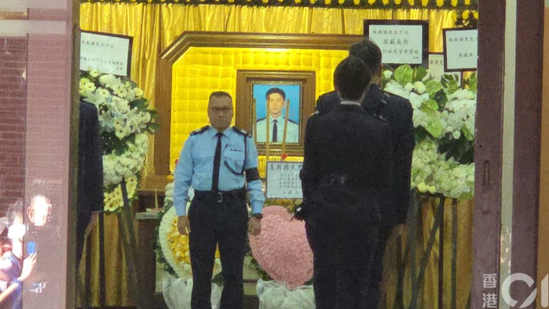 灵堂中央挂有朱振国穿上警察制服的遗照,横匾写上「浩气长存」,有穿着警察制服的同袍在灵堂打点。