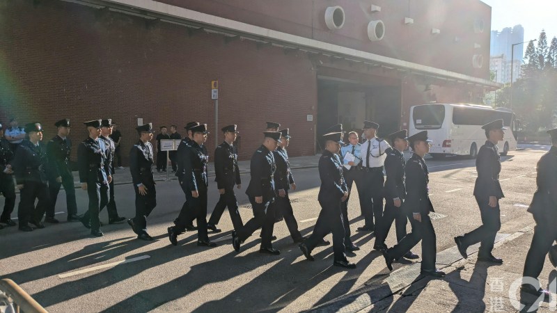 今早8时许,大批穿着警察制服的同袍已开始在灵堂打点。