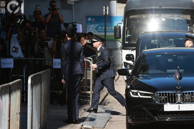今早约9时半,警务处处长周一鸣乘车抵达现场。