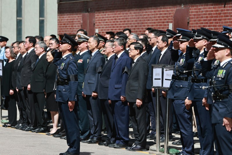 灵车驶离殡仪馆,政府官员及一众警方代表在殡仪馆外列队,向朱振国作最后致敬。