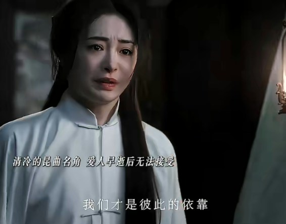 痛失挚爱的兰卿(周洁琼饰)困在回忆中无法自拔,将眼前的虞昶轩(丞磊饰)当成了虞明轩(张云龙饰)的影子。(《玉簟秋》预告片截图)