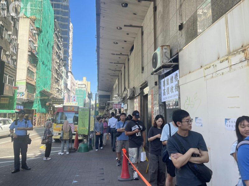 Apple首款折机iPhone Duo今日正式发售及发货,旺角先达广场的其中一间店舖「雪球电讯」排起超长人龙,由商场内一直延伸至商场外,排队人数达数百人。