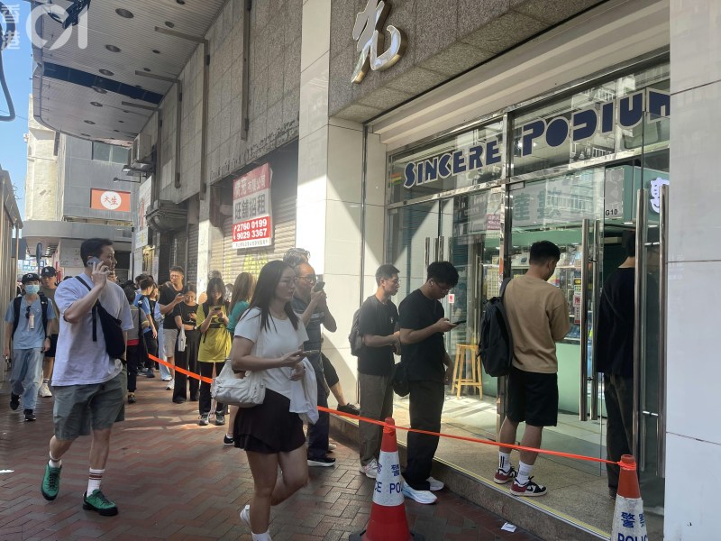 Apple首款折机iPhone Duo今日正式发售及发货,旺角先达广场的其中一间店舖「雪球电讯」排起超长人龙,由商场内一直延伸至商场外,排队人数达数百人。