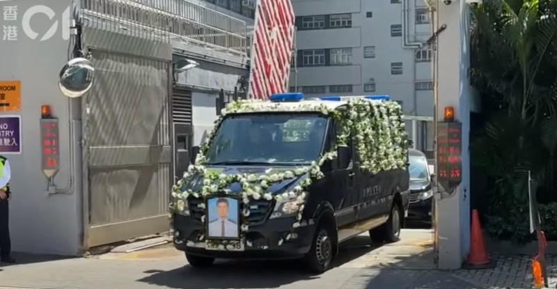 道别仪式完成后,交通警员继续列队为灵车开路,车队将会驶往浩园。