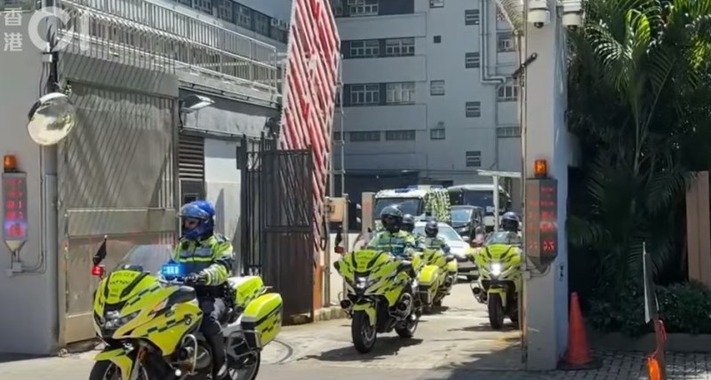 道别仪式完成后,交通警员继续列队为灵车开路,车队将会驶往浩园。