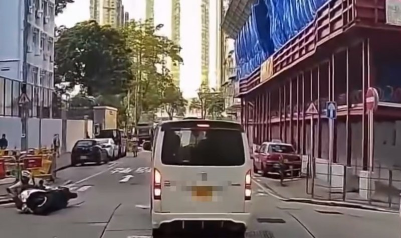 铁骑士受伤倒地。(车cam L(香港群组)影片截图)