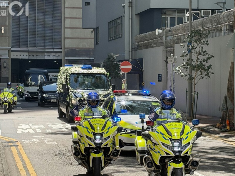 灵车在一众交通警员护送下,终于驶至长沙湾分区警署进行道别仪式。