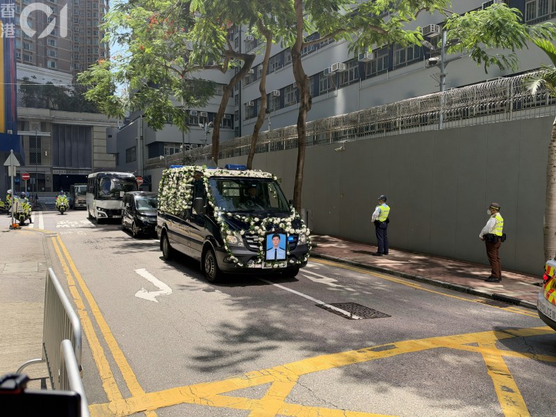 灵车在一众交通警员护送下,终于驶至长沙湾分区警署进行道别仪式。
