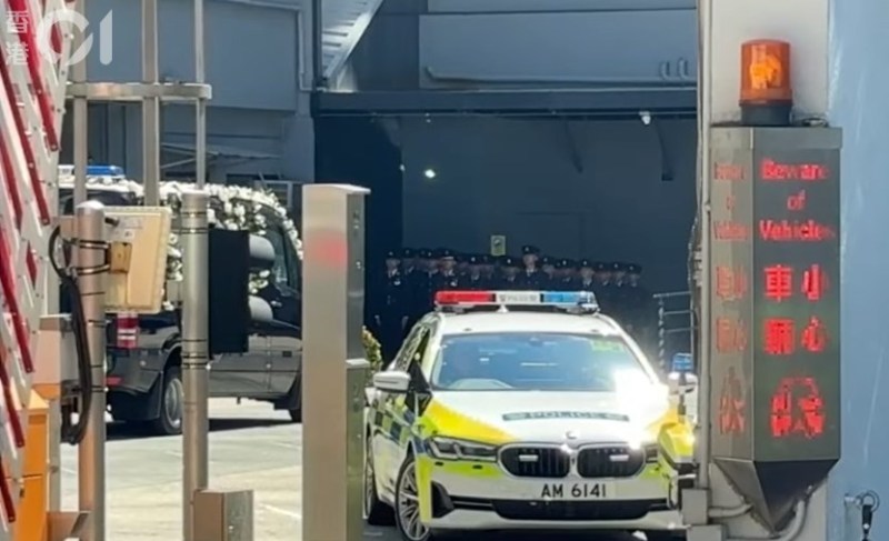 一众警员在警署内列队迎接,并向朱振国致敬。