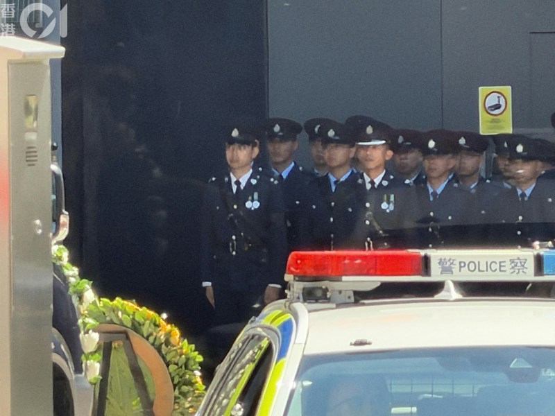 一众警员在警署内列队迎接,并向朱振国致敬。