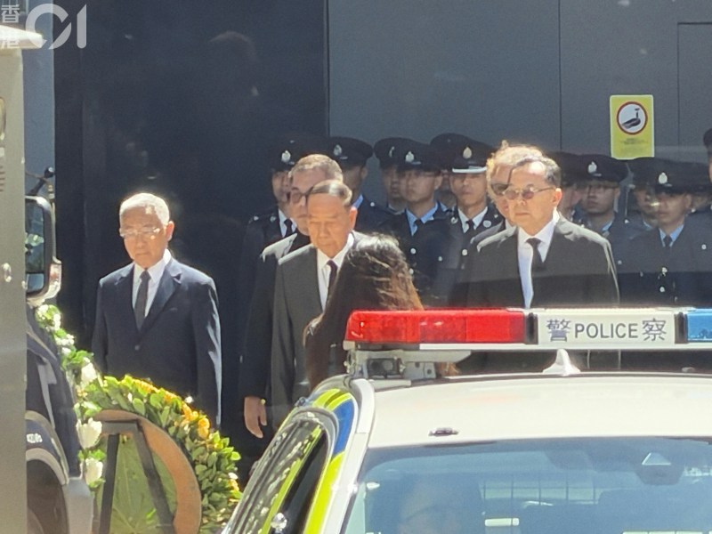 一众警员在警署内列队迎接,并向朱振国致敬。
