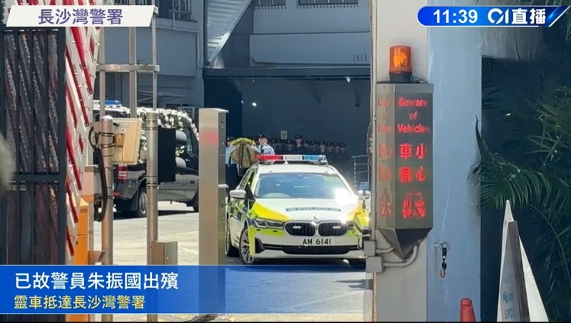 朱振国灵车抵长沙湾警署 银乐队伴奏同袍肃立致意 朱振国灵车抵长沙湾警署 银乐队伴奏同袍肃立致意