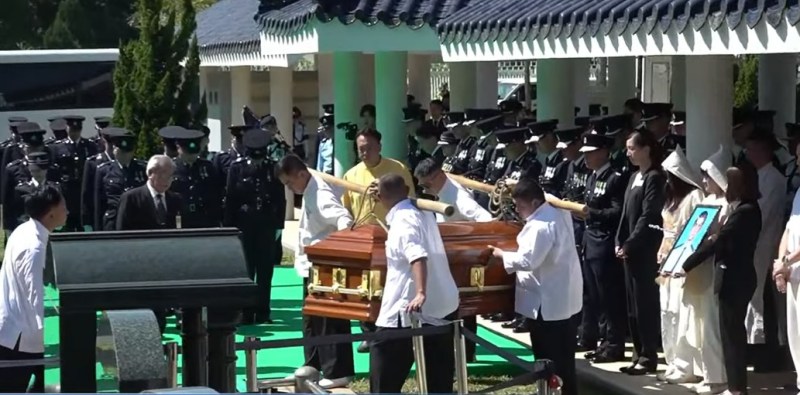 朱振国安葬仪式现场直击:家属含泪送别,警队高官轮流上香致哀-硕谷新闻聚合